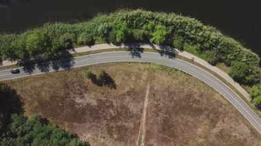 Hilversums tepelerindeki orman yolu Hollanda 'daki Anna' nın Hoeve 'sini park ediyor.