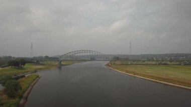 Hollanda 'daki Arnhem Demiryolu Köprüsü Havalimanı Ren nehri üzerinde.