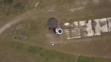 Terk Edilmiş Tuğla Fabrikası Kulesi Hollanda 'da Ren nehrinin taşkın alanlarında