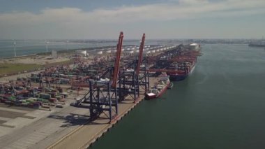 Hollanda Rotterdam limanında konteynırları olan bir gemi.