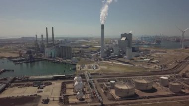 Hollanda 'daki Rotterdam sanayi limanında dumanlı kule, hava manzaralı
