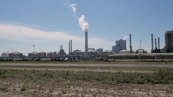 Torn Med Rök Industrihamnen Rotterdam Nederländerna Flygfoto — Stockvideo