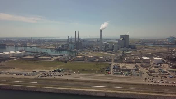 Torn Med Rök Industrihamnen Rotterdam Nederländerna Flygfoto — Stockvideo