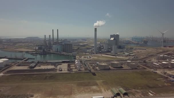 オランダのロッテルダムの工業港で煙の塔 空中ビュー — ストック動画