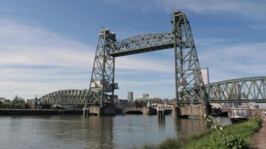Rotterdam, Hollanda 'da kaldırma sistemi olan eski tarihi tren köprüsü