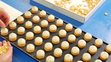 Tatlı yapan pasta fabrikası çalışanlarının yakın çekim görüntüleri.