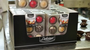 Pasta üretiminde çeşitli tatlıların yakın plan görüntüleri