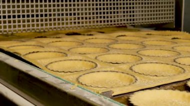 Hamur işi üretiminde hamur taşıyıcısının yakın çekim görüntüleri