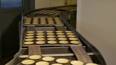 Hamur işi üretiminde hamur taşıyıcısının yakın çekim görüntüleri