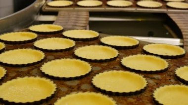 Hamur işi üretiminde hamur taşıyıcısının yakın çekim görüntüleri