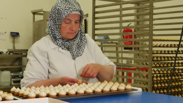 Nahaufnahme Eines Arbeiters Bei Der Bäckereiproduktion Einer Modernen Fabrik — Stockvideo