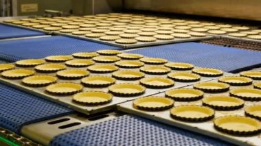 Hamur işi üretiminde hamur taşıyıcısının yakın çekim görüntüleri