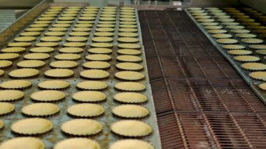 Hamur işi üretiminde hamur taşıyıcısının yakın çekim görüntüleri