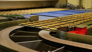 Hamur işi üretiminde hamur taşıyıcısının yakın çekim görüntüleri