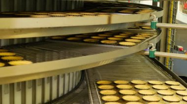 Hamur işi üretiminde hamur taşıyıcısının yakın çekim görüntüleri