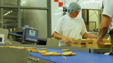 Tatlı yapan pasta fabrikası çalışanlarının yakın çekim görüntüleri.