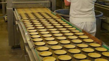 Tatlı yapan pasta fabrikası çalışanlarının yakın çekim görüntüleri.