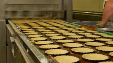 Tatlı yapan pasta fabrikası çalışanlarının yakın çekim görüntüleri.