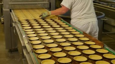 Tatlı yapan pasta fabrikası çalışanlarının yakın çekim görüntüleri.