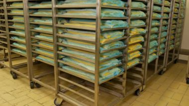 Hamur işi üretiminde hamur taşıyıcısının yakın çekim görüntüleri