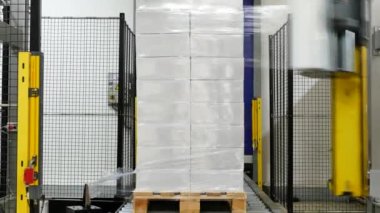 Ağır görev makinesinin folyo ile palet ambalajı üzerindeki kutular