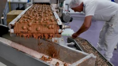 Modern fabrikadaki fırın üretiminin yakın plan görüntüleri.