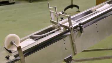 Fabrikadaki tatlı hamur işi paketleriyle nakliyecinin yakın çekim görüntüleri.