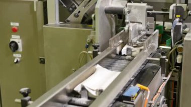 Fabrikadaki tatlı hamur işi paketleriyle nakliyecinin yakın çekim görüntüleri.