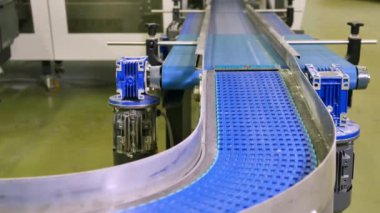 Fabrikadaki tatlı hamur işi paketleriyle nakliyecinin yakın çekim görüntüleri.