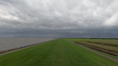 POV, Waddensea yakınlarındaki bir hendekte diğer taraftaki tarım arazisiyle birlikte yüksek gelgit sırasında sürüyordu.