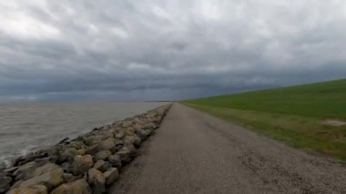 Su yükseldiğinde POV Waddensea yakınlarındaki bir hendekte ilerliyor.