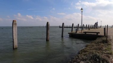 Güneşli bir günde güzel sahil manzarası.