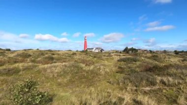 Hollanda 'daki Schiermonnikoog kumulları arasındaki deniz feneri.