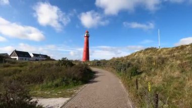 Hollanda 'daki Schiermonnikoog kumulları arasındaki deniz feneri.