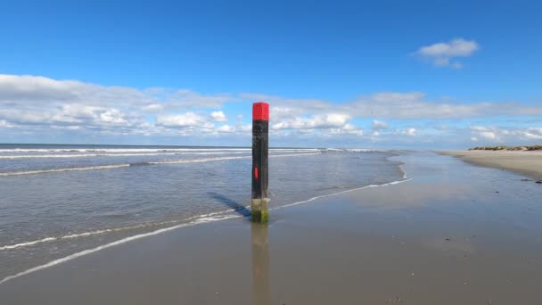 Strandmast Mit Wolkenreflexionen Wasser Auf Schiermonnikoog Den Niederlanden — Stockvideo