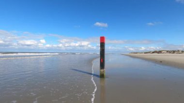 Hollanda 'daki Schiermonnikoog' da bulut yansımalı plaj direği