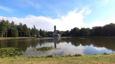 Güzel gölün üzerindeki kulenin manzaralı görüntüleri