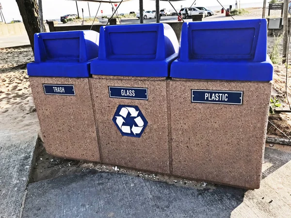 在密歇根州南哈文的海滩上 石头或花岗岩上的蓝色盖子回收垃圾桶 — 图库照片