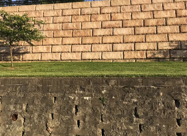 Deux Différents Types Murs Soutènement Terrasses Séparés Par Herbe Long — Photo