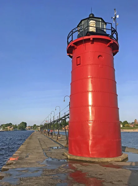 2018年6月8日 红色灯塔 在密歇根湖的黑河入口处 通往密歇根州南港的港口 与蓝天复制空间 — 图库照片
