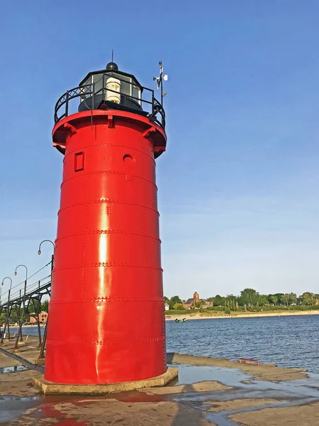 红色灯塔 在密歇根湖的黑河入口处 通往密歇根州南避风港的港口 美国南部 乌萨与蓝天复制空间 — 图库照片