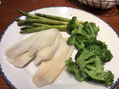 Pisi balığı, haşlanmış brokoli ve kuşkonmaz sebze yanlarıyla düşük karbonhidrat yemek.