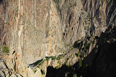 Gunnison Nehri ile Montrose, Colorado, ABD içinden akan yakınındaki Gunnison noktada Gunnison Milli Park ve rekreasyon alanının siyah Kanyon siyah gölge kopya alanı.