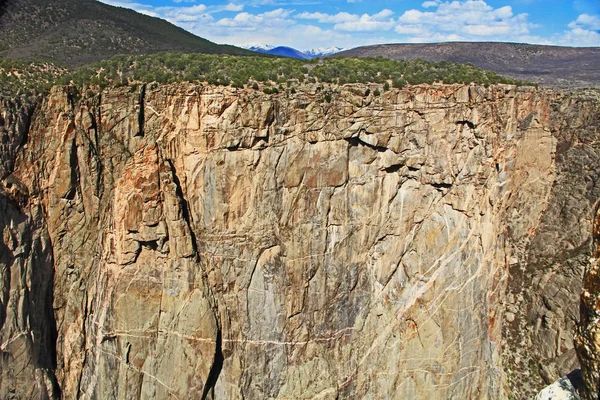 ブラックキャニオンは ガニソン国立公園と割れ目ビュー モントローズ コロラド州 米国の近くでレクリエーション エリアの壁のテクスチャを塗装 — ストック写真