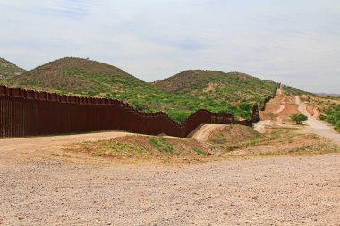 Sınırdaki telleri Nogales, Arizona yakınlarındaki bir yolu yanında Amerika Birleşik Devletleri'nin Meksika ile sınır devriye araç ayıran. 
