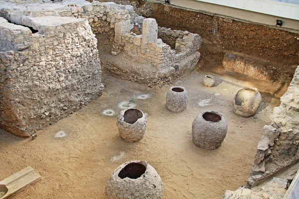 皇帝ハドリアヌスの治世中にアテネ古代の第 Ephorate地下を見てイリッソス川近くアテネ ギリシャのローマの浴室の家の発掘された考古学的な場所 — ストック写真