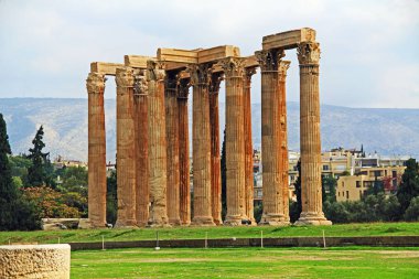 Büyük arkeolojik sütun Mavi gökyüzü kopya alanı ile Atina, Yunanistan, Olymian Zaus Tapınağı kalıntıları.