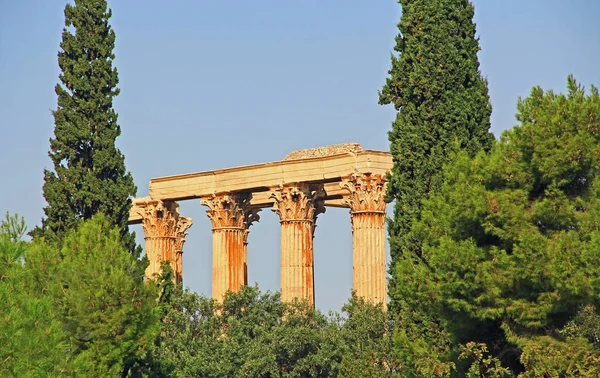 希腊雅典奥林亚扎斯神庙巨大的考古柱遗址 有蓝天复制空间 — 图库照片