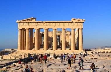 Atina, Attica, Yunanistan 26 Ekim 2018: Atina, Yunanistan ile bir güzel mavi gökyüzü kopya alanı Akropolü Parthenon.