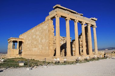 Mavi gökyüzü ve kopya alanı ile Erechtheion Atina, Yunanistan Akropolü verandada caryatid heykeller.